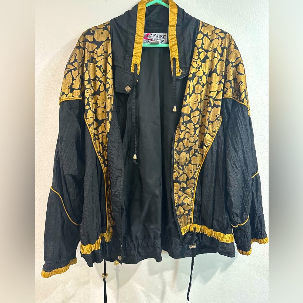 VINTAGE 90s black gold windbreaker jacket, in excellent condition